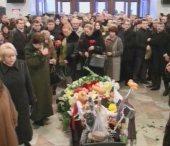 Leonida Lari, condusa pe ultimul drum. Sute de oameni au venit sa-si ia ramas bun de la poeta Leonida Lari, condusa pe ultimul drum. Sute de oameni au venit sa-si ia ramas bun de la poeta