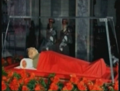Primele imagini cu trupul neinsufletit al lui Kim Jong-il. E asezat intr-un sicriu de sticla Primele imagini cu trupul neinsufletit al lui Kim Jong-il. E asezat intr-un sicriu de sticla