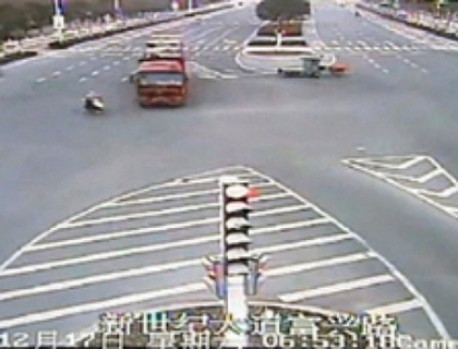 VIDEO. Un accident incredibil, ca in filme. A fost lovita de un AUTOTREN, dar a scapat cu viata VIDEO. Un accident incredibil, ca in filme. A fost lovita de un AUTOTREN, dar a scapat cu viata