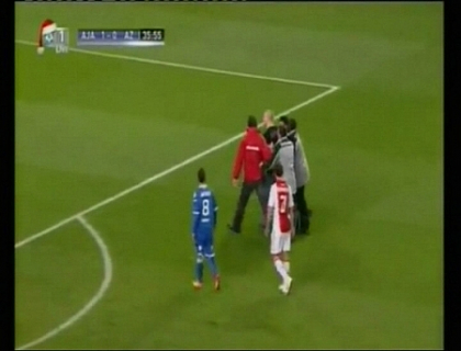 Suporterul care a intrat pe teren in meciul dintre Ajax si AZ Alkmaar a fost condamnat!