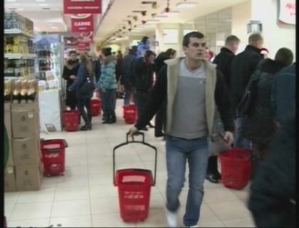 Cumparaturi pe ultima suta de metri. Supermarket-urile din capitala - arhipline! Cumparaturi pe ultima suta de metri. Supermarket-urile din capitala - arhipline!