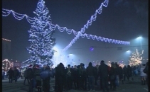 Am pasit in 2012! Noul an, intalnit cu spectacol de lumini si focuri de artificii. VIDEO Am pasit in 2012! Noul an, intalnit cu spectacol de lumini si focuri de artificii. VIDEO