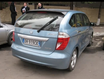 Minciuna are picioare scurte. Un barbat si-a ingropat masina de teama sa nu i-o ia soacra Minciuna are picioare scurte. Un barbat si-a ingropat masina de teama sa nu i-o ia soacra
