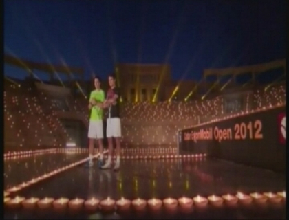 Dupa ce au jucat pe apa, Federer si Nadal fac din nou show. Au jucat la lumina lumanarilor Dupa ce au jucat pe apa, Federer si Nadal fac din nou show. Au jucat la lumina lumanarilor