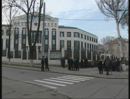 Noi proteste in fata Ambasadei Federatiei Ruse: "Putin Vova, ia-ti armata din Moldova!" Noi proteste in fata Ambasadei Federatiei Ruse: "Putin Vova, ia-ti armata din Moldova!"