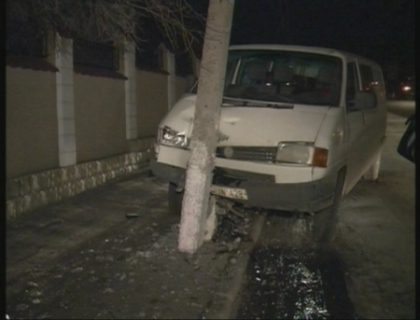 Accident provocat de viteza. A lasat cateva case din Bacioi fara lumina, dupa ce a lovit un stalp Accident provocat de viteza. A lasat cateva case din Bacioi fara lumina, dupa ce a lovit un stalp