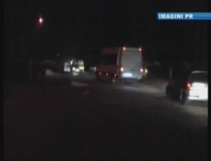 Lovita mortal de un automobil in timp ce incerca sa traverseze neregulamentar strada. VIDEO Lovita mortal de un automobil in timp ce incerca sa traverseze neregulamentar strada. VIDEO