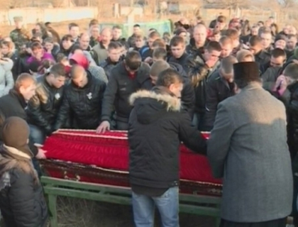 Zi de doliu in satul Parata. Sute de oameni au venit sa-l petreaca pe Vadim Pisari pe ultimul drum