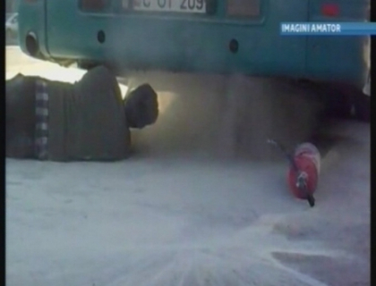 Un autobuz cu pasageri s-a aprins din mers in sectorul Rascani al capitalei Un autobuz cu pasageri s-a aprins din mers in sectorul Rascani al capitalei