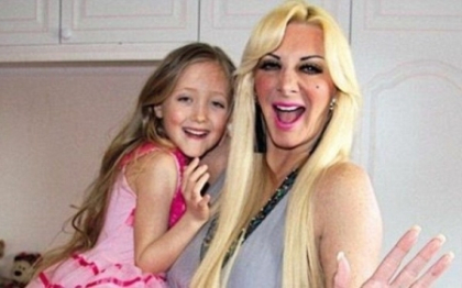 Cadoul revoltator pe care "Mamica Barbie" l-a facut fetitei sale de numai 7 ani Cadoul revoltator pe care "Mamica Barbie" l-a facut fetitei sale de numai 7 ani
