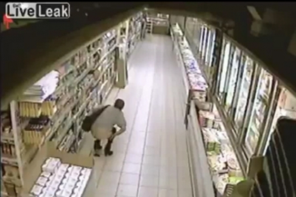 Strigator la cer! O femeie a facut "treaba mare" intr-un supermarket. VIDEO Strigator la cer! O femeie a facut "treaba mare" intr-un supermarket. VIDEO