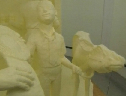 Copilul care invata cum sa aiba grija de vitelul lui. Sculptura inedita facuta in intregime din... unt! Copilul care invata cum sa aiba grija de vitelul lui. Sculptura inedita facuta in intregime din... unt!