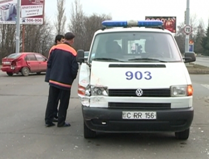 O ambulanta cu un pacient la bord a lovit un automobil! Soferita nu a observat-o pentru a-i acorda prioritate O ambulanta cu un pacient la bord a lovit un automobil! Soferita nu a observat-o pentru a-i acorda prioritate
