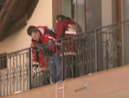 Si-a revenit, dar nu-si aminteste nimic! Mama fetei cazute de la balcon in Brasov si-a revazut fiica Si-a revenit, dar nu-si aminteste nimic! Mama fetei cazute de la balcon in Brasov si-a revazut fiica