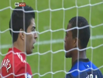 "Esti un negru nenorocit!" I-au dat lacrimile si a vrut sa iasa de pe teren. Un nou scandal rasist la Liverpool! "Esti un negru nenorocit!" I-au dat lacrimile si a vrut sa iasa de pe teren. Un nou scandal rasist la Liverpool!