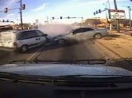 VIDEO. Cu politistii pe urme, patru hoti au provocat un accident spectaculos VIDEO. Cu politistii pe urme, patru hoti au provocat un accident spectaculos