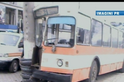 Un troleibuz a intrat intr-un stalp pe strada Calea Mosilor din Chisinau! Noua persoane ranite Un troleibuz a intrat intr-un stalp pe strada Calea Mosilor din Chisinau! Noua persoane ranite