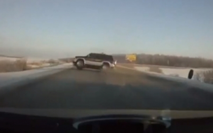 Ce se intampla cand un SUV pierde o roata pe autostrada. VIDEO Ce se intampla cand un SUV pierde o roata pe autostrada. VIDEO