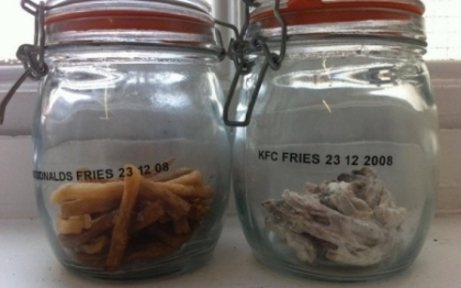 Diferenta intre McDonald\'s si KFC. Cum arata cartofii prajiti dupa 3 ani de la cumparare