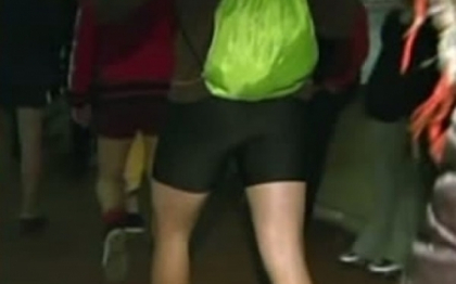 Sute de tineri au mers cu metroul, purtand numai chiloti. Ziua "No pants" face ravagii in Europa
