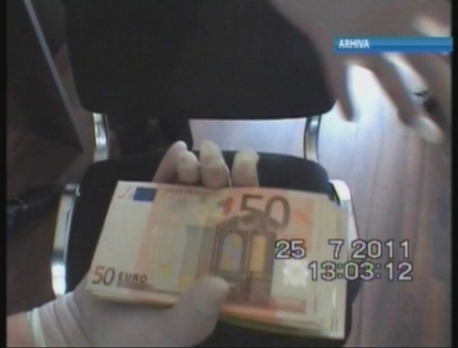 "200 de euro si poti scapa de raspundere". Politist din Soldanesti retinut in timp ce primea bani de la un cetatean "200 de euro si poti scapa de raspundere". Politist din Soldanesti retinut in timp ce primea bani de la un cetatean