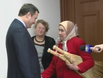 Doua maturi pentru Filat! Batrana care i-a promis un tol premierului, in vizita la Guvern. Afla detalii Doua maturi pentru Filat! Batrana care i-a promis un tol premierului, in vizita la Guvern. Afla detalii