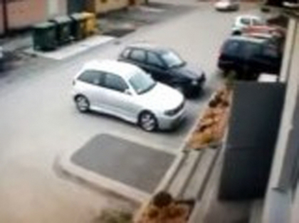 O bunicuta incearca sa parcheze masina. Ce a iesit e deja viral. VIDEO
