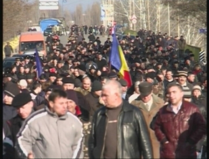 Au rupt bariera de metal de la postul de control! Tensiunea la podul de la Vadul lui Voda creste