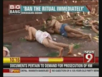 Se tavalesc in resturile de mancare ale bogatilor, considerand ca se pot vindeca! Ritual bizar in India Se tavalesc in resturile de mancare ale bogatilor, considerand ca se pot vindeca! Ritual bizar in India