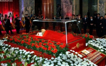 Kim Jong-il va fi imbalsamat si expus public. Guvernul a decretat "Ziua Stelei Stralucitoare"