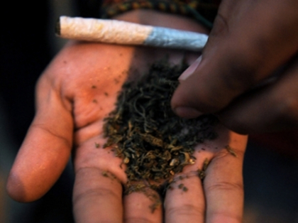 1000 de lei paharul! Retinut in timp ce incerca sa vanda marijuana. VIDEO 1000 de lei paharul! Retinut in timp ce incerca sa vanda marijuana. VIDEO