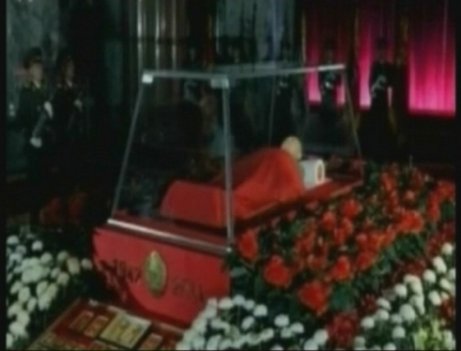 Corpul neinsufletit al lui Kim Jong il, expus la mausoleu! Ziua de nastere a dictatorului, sarbatoare nationala