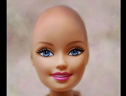Barbie a renuntat la parul lung si blond pentru fetitele bolnave de cancer. Vezi povestea Barbie a renuntat la parul lung si blond pentru fetitele bolnave de cancer. Vezi povestea