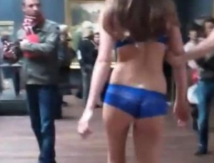 VIDEO. De ce s-au dezbracat aceste trei tinere frumoase intr-un muzeu din Paris, plin de turisti