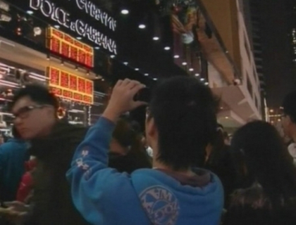 Interzis sa faci poze in magazin! Protest de amploare in fata magazinului Dolce & Gabbana din Hong Kong