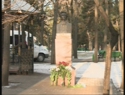 162 de ani de la nasterea Luceafarului poeziei romanesti. Liderii AIE au depus flori separat la bustul poetului 162 de ani de la nasterea Luceafarului poeziei romanesti. Liderii AIE au depus flori separat la bustul poetului