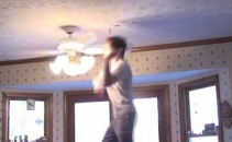 Mai penibil de atat nici nu se putea. Ce a facut un teribilist cu o lustra tip ventilator. VIDEO Mai penibil de atat nici nu se putea. Ce a facut un teribilist cu o lustra tip ventilator. VIDEO