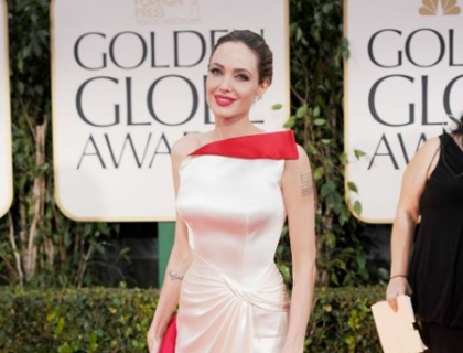 Noapte de aur pentru Angelina Jolie. Rochia care a facut-o cea mai dorita femeie la Globurile de Aur Noapte de aur pentru Angelina Jolie. Rochia care a facut-o cea mai dorita femeie la Globurile de Aur