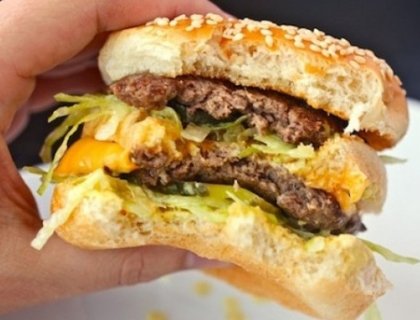 Un fost angajat McDonald\'s publica imagini incredibile din bucataria unui restaurant. VIDEO Un fost angajat McDonald\'s publica imagini incredibile din bucataria unui restaurant. VIDEO