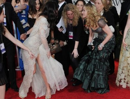 Madonna a calcat-o pe rochie pe Jessica Biel, la " Globurile de Aur 2012" - GALERIE FOTO