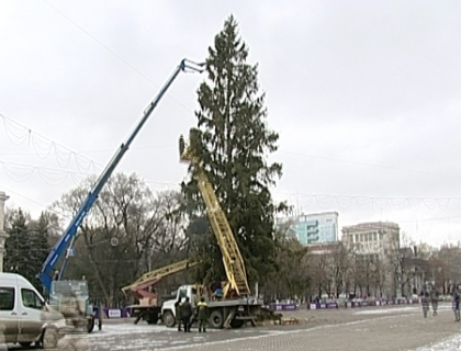 "Asteptam unul si mai frumos la anul!". Bradul din centrul Capitalei, despodobit. Miine va fi evacuat