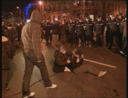 Bancomate si magazine devastate. Bucurestiul isi estimeaza pagubele dupa trei nopti de proteste violente