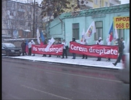 Incidentul armat de la frontiera moldo-romana i-a scos in strada. Protest in fata Ambasadei Romaniei Incidentul armat de la frontiera moldo-romana i-a scos in strada. Protest in fata Ambasadei Romaniei