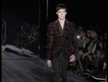 Poetii poarta Gucci! Vezi noua colectie pentru barbati, inspirata din tinutele poetilor romantici si rebeli Poetii poarta Gucci! Vezi noua colectie pentru barbati, inspirata din tinutele poetilor romantici si rebeli