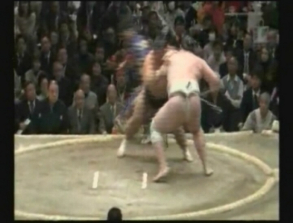 Un arbitru s-a trezit cu un luptator peste el! Incident la un meci de sumo din Japonia Un arbitru s-a trezit cu un luptator peste el! Incident la un meci de sumo din Japonia