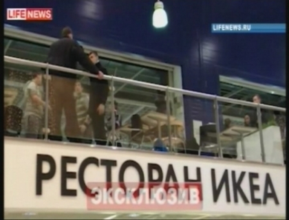 Le-a cerut sa stea la coada, dar a fost luat la pumni si picioare! Bataie intr-un magazin Ikea din Rusia Le-a cerut sa stea la coada, dar a fost luat la pumni si picioare! Bataie intr-un magazin Ikea din Rusia