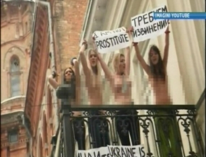 "Noi nu suntem prostituate! Ucraina nu e bordel!". Grupul Femen ataca din nou cu sanii goi "Noi nu suntem prostituate! Ucraina nu e bordel!". Grupul Femen ataca din nou cu sanii goi