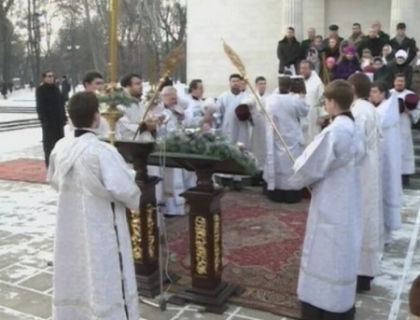 Enoriasi nerabdatori. Sute de credinciosi s-au imbulzit la Catedrala ca sa ia agheasma de Boboteaza. VIDEO