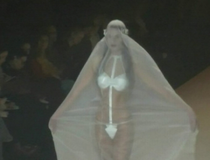 Mireasa fara"¦ rochie! Cele mai indraznete creatii de la saptamana modei de la Berlin Mireasa fara"¦ rochie! Cele mai indraznete creatii de la saptamana modei de la Berlin