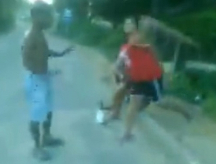 VIDEO socant. "Lovitura mortala". O femeie isi doboara sotul la pamant